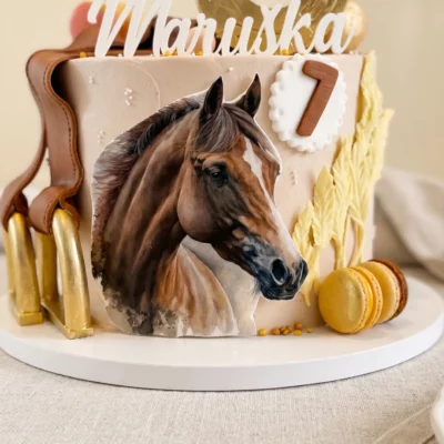 Přední detail dortu s ilustrací koně, klasem, makronkami a jemným narozeninovým zdobením v jezdeckém stylu.