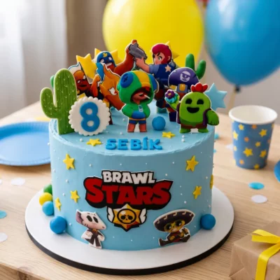 Dětský dort Brawl Stars ve světle modrém provedení s herními postavičkami, hvězdičkami a narozeninovou výzdobou.
