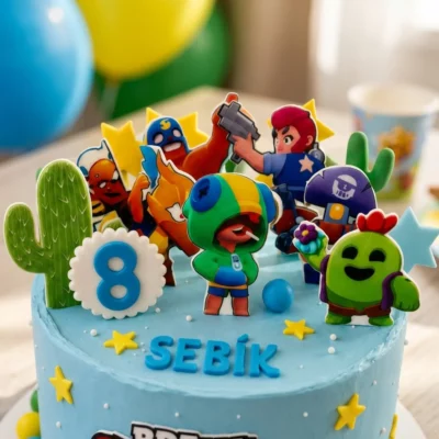 Detail horní části dortu Brawl Stars s plochými postavičkami, kaktusy, hvězdičkami a narozeninovou číslicí.