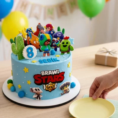 Dort Brawl Stars připravený na dětské oslavě s talířkem pokládaným vedle dortové podložky.