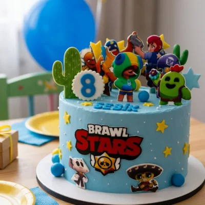 Světle modrý dort Brawl Stars s herní dekorací, plochými postavičkami, žlutými hvězdičkami a dětským oslavovým pozadím.