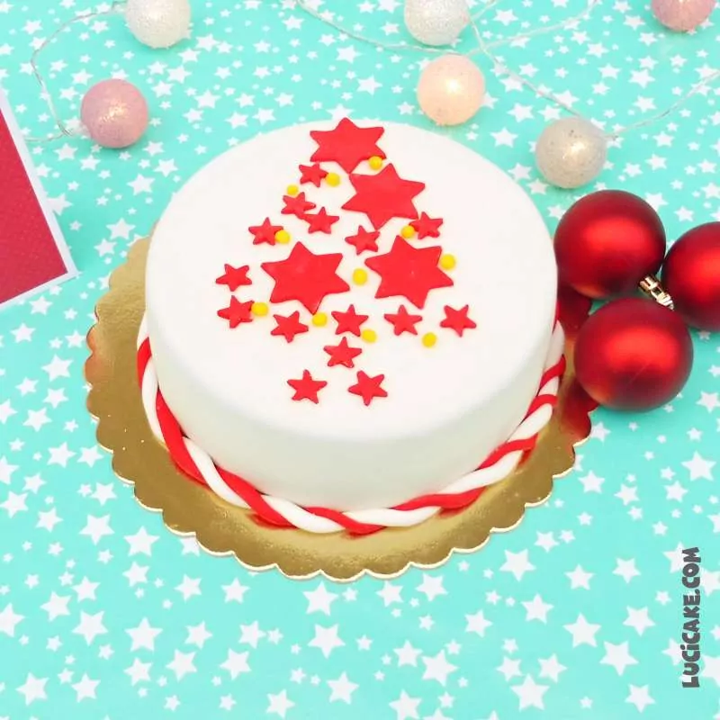 červený vánoční stromek na dortu
