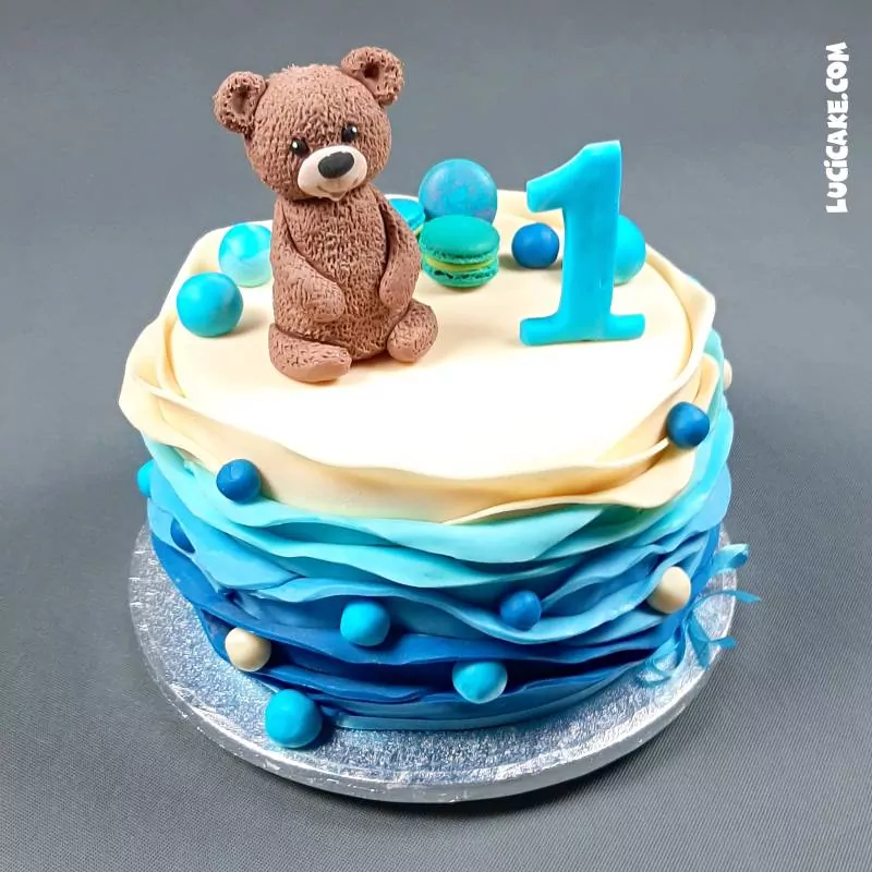 narozeninový dort s medvídkem na modrém dortu