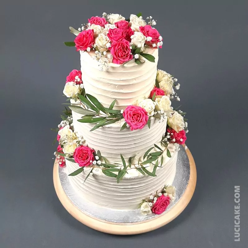 květiny na svatebním dortu