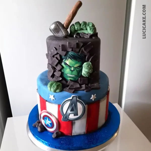 dvoupatrový avengers dort