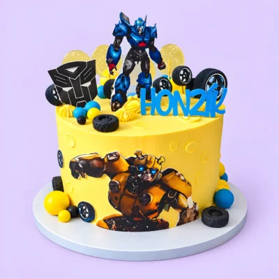 Dort Transformers s modrým robotem nahoře, obrázkem Bumblebeeho vpředu, znakem Autobotů a pneumatikami.